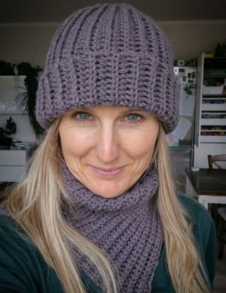 ❤️ odskočila jsem si od hraček k něčemu praktickému. Příjemná příze, větší háček, k tomu pár hodin ve vlaku a už mi bude...